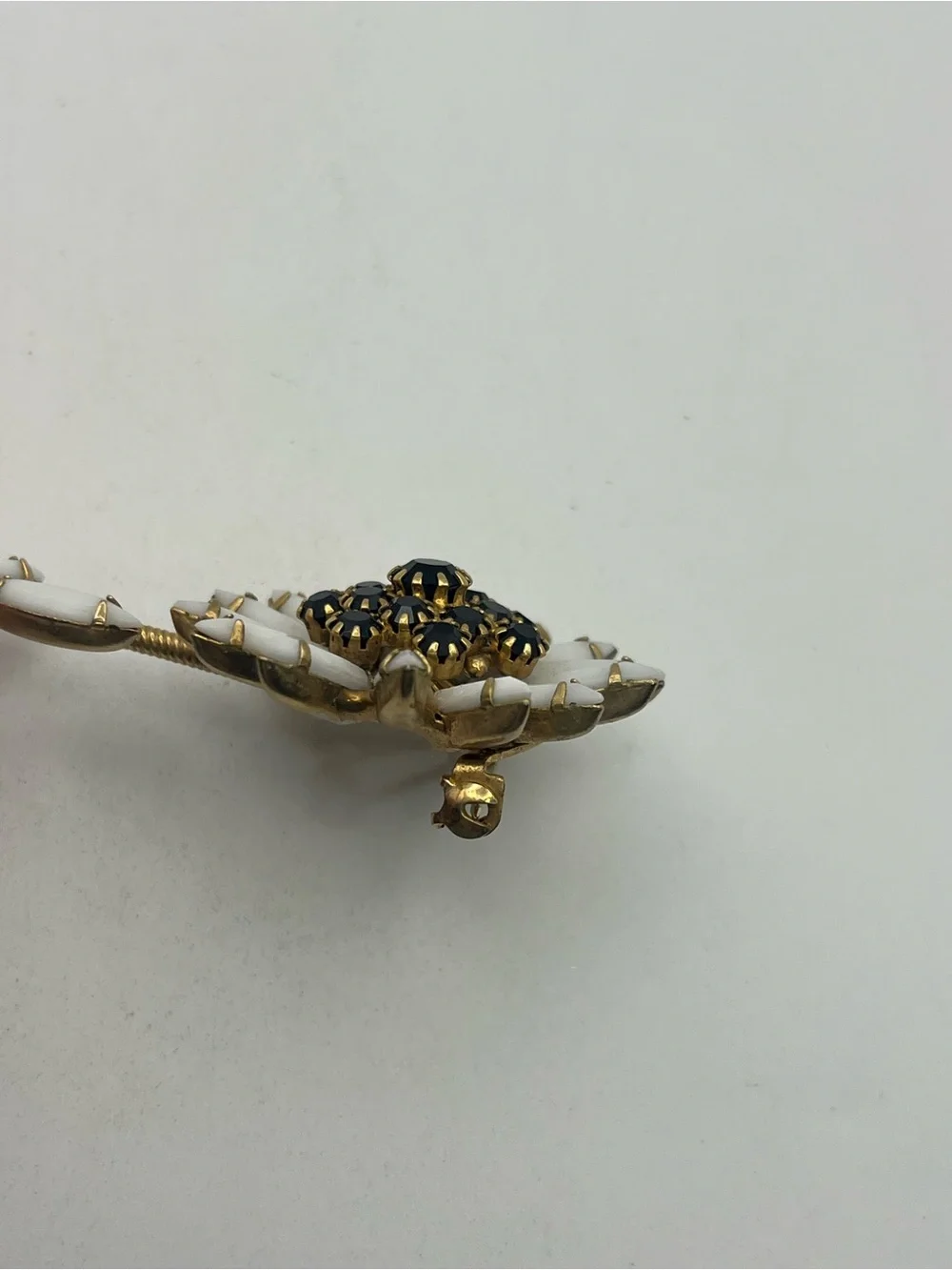 White milk glass black rhinestone daisy flower gold tone brooch pin vintage